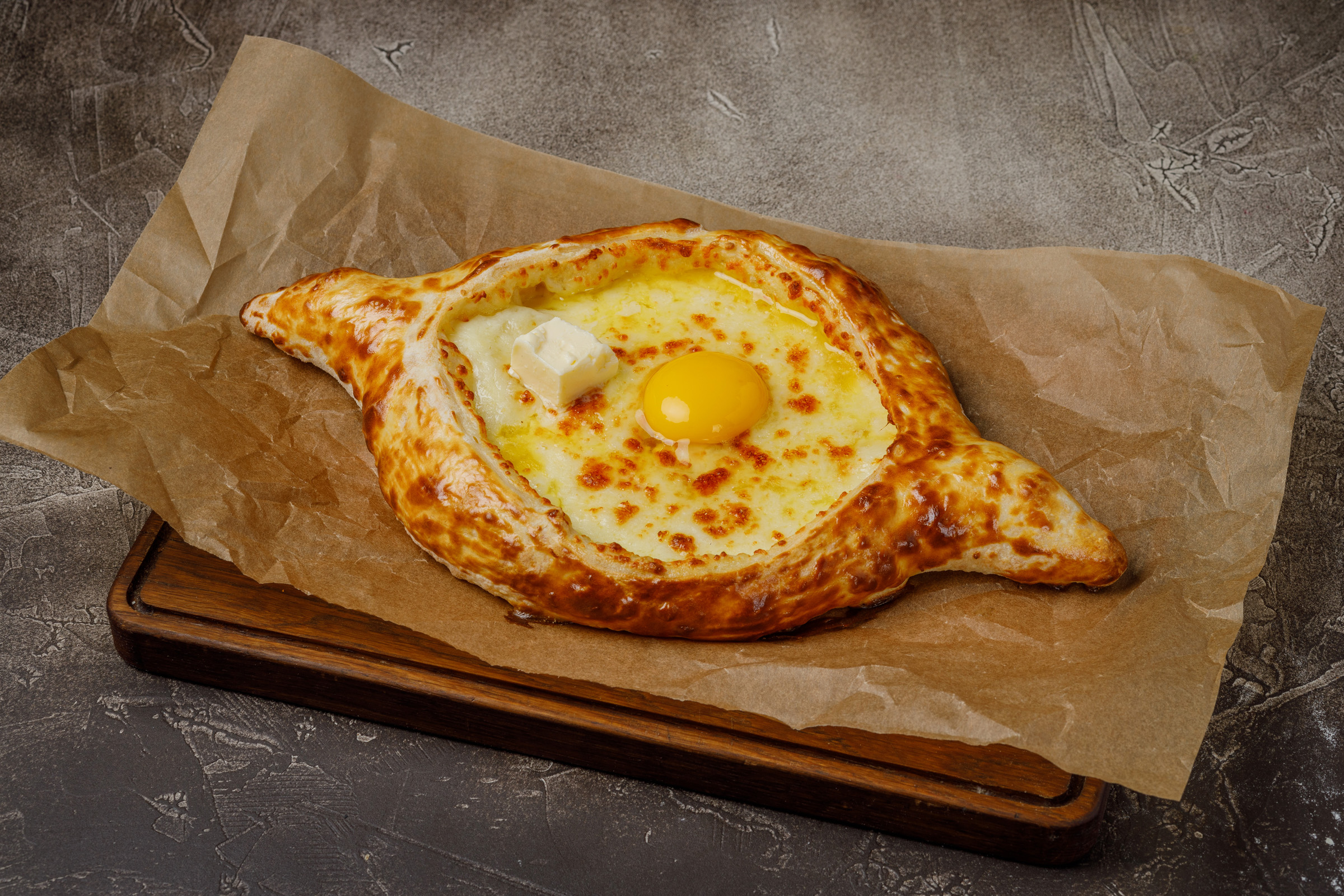 Хачапури аджарский — лодочка с сыром и яйцом