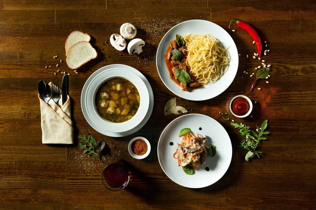 Ланч D — крем-суп, горячее, десерт и напиток — фото